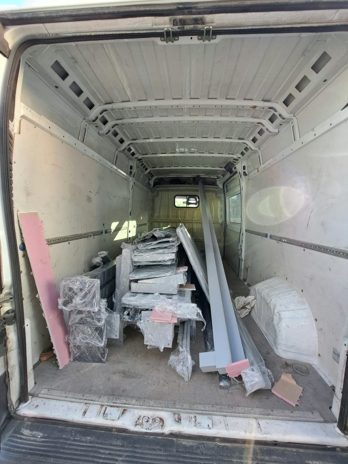 Građevinski profili i materijal utovaren u kombi