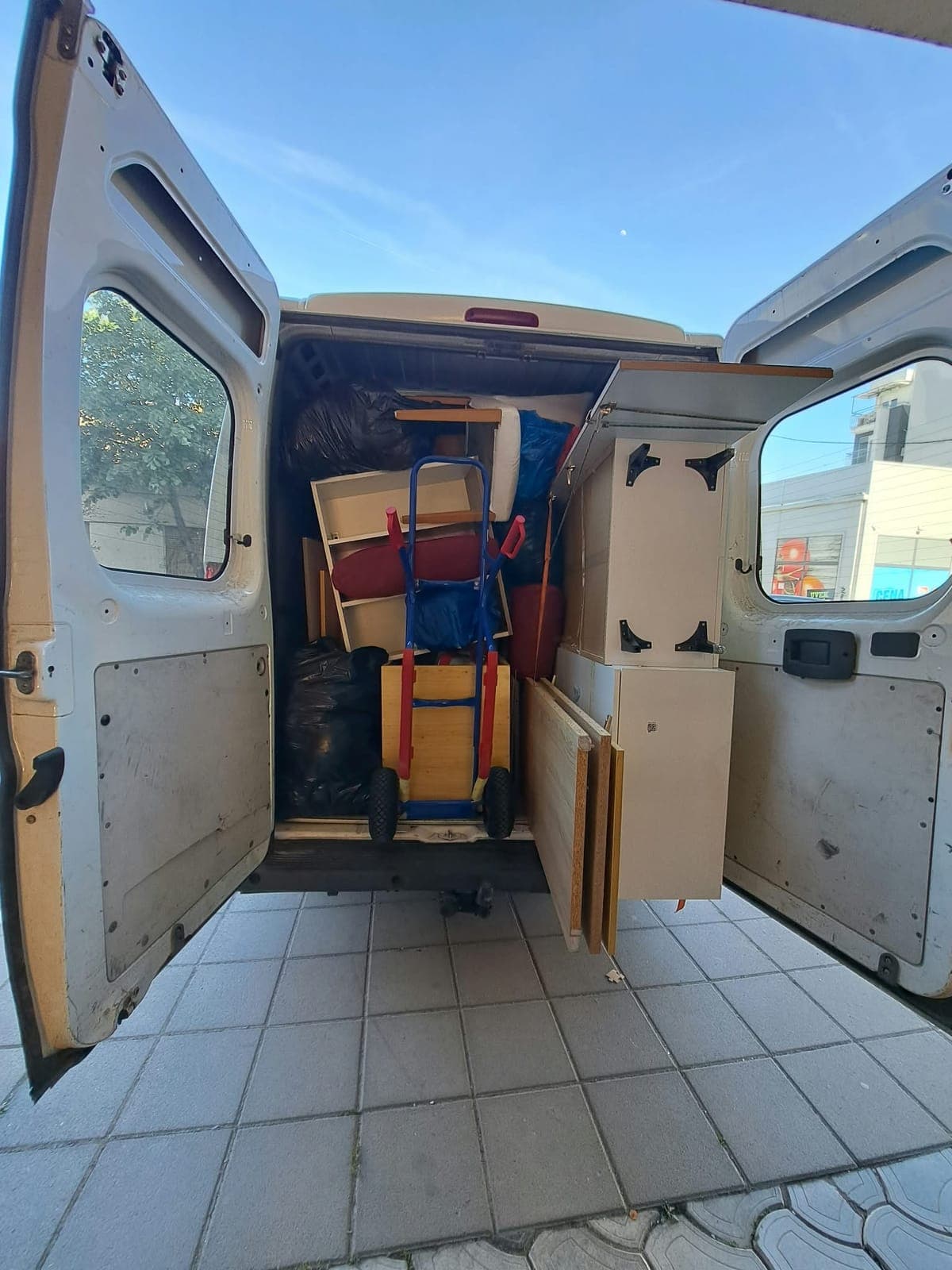 Kombi pun stvari tokom selidbe